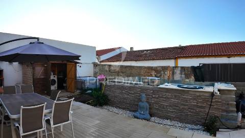 Moradia t3 com quintal e piscina em entradas