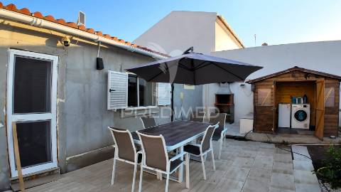 Moradia t3 com quintal e piscina em entradas