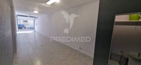 Armazém/garagem com 60m2 no centro da cova da piedade