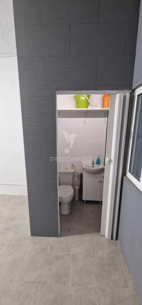 Armazém/garagem com 60m2 no centro da cova da piedade