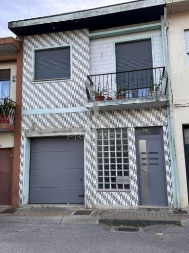 Vende-se moradia para recuperar