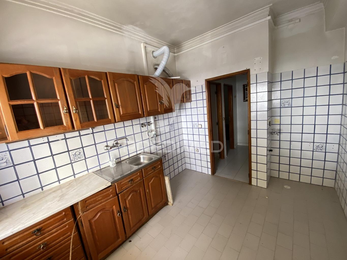T2 para renovação total nas paivas, amora.