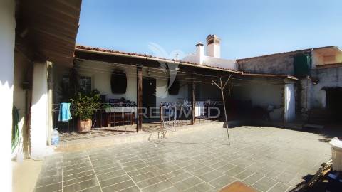 Moradia t3 com quintal amplo e garagem em beringel