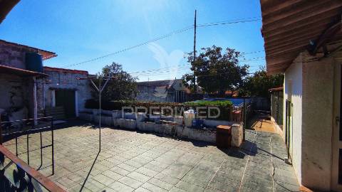 Moradia t3 com quintal amplo e garagem em beringel