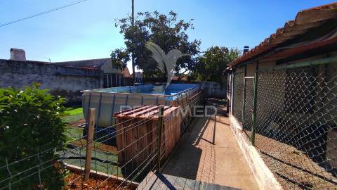 Moradia t3 com quintal amplo e garagem em beringel