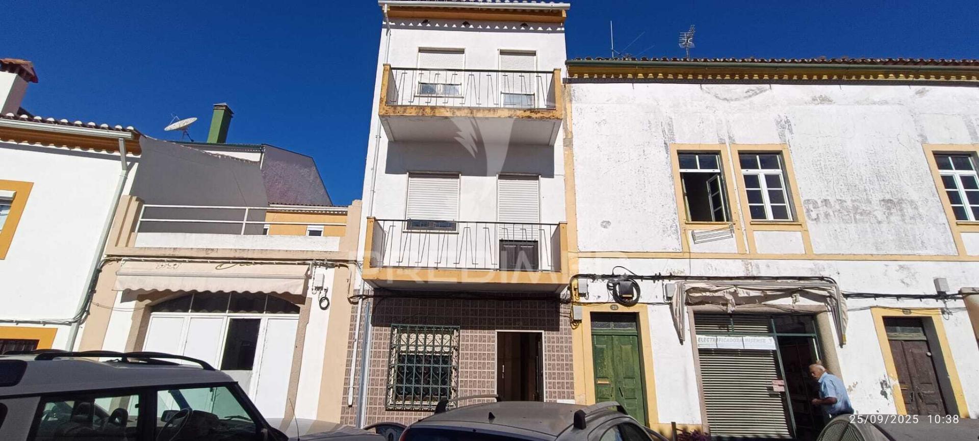 Moradia de 3 pisos no centro de nisa, junto à cervejaria central.