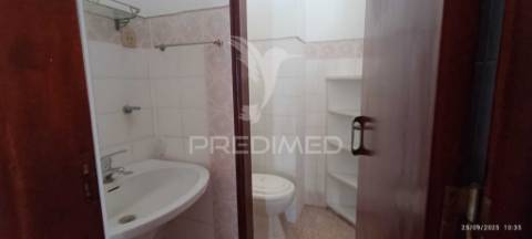 Moradia de 3 pisos no centro de nisa, junto à cervejaria central.