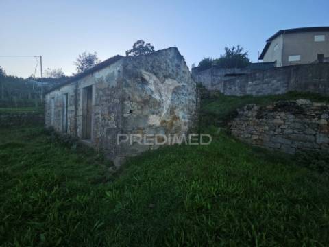 Terreno urbano com pequena moradia em pedra