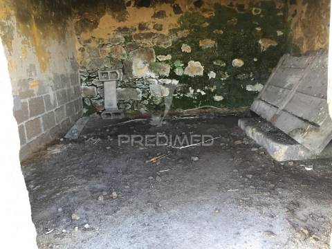 Terreno urbano com pequena moradia em pedra