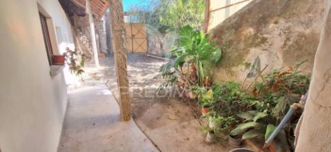 Casa senhorial com história e potencial — para reabilitar!
