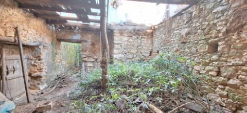 Casa senhorial com história e potencial — para reabilitar!