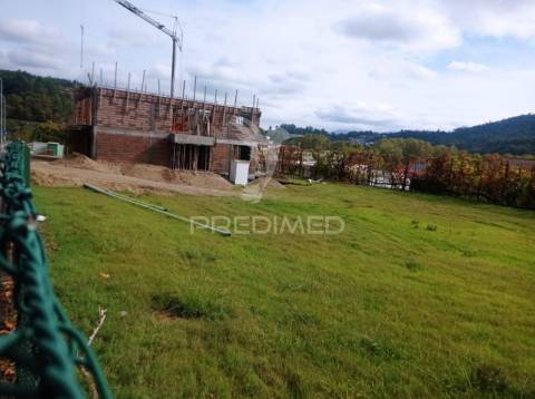 Lote de terreno no centro da póvoa de lanhoso – oportunidade única!