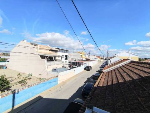 Moradia t2 com garagem, bairro do areias, montijo