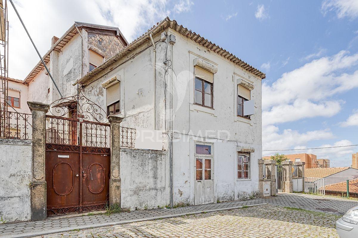 Moradia de 3 pisos para renovar no candal