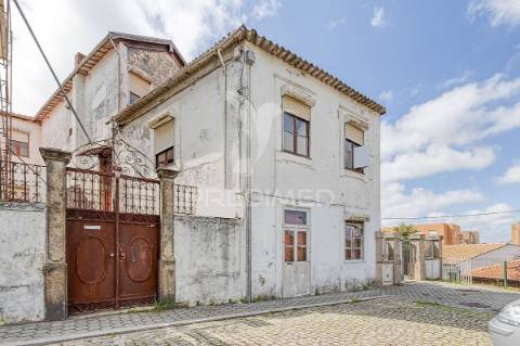 Moradia de 3 pisos para renovar no candal
