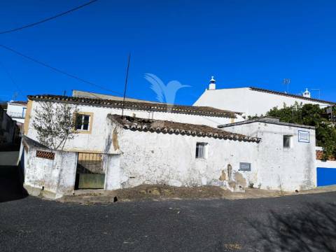 Casa térrea || 2 quartos || quintal || recuperar