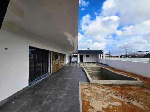 Moradia isolada t3, c/piscina e box, qta. marquesa - q. anjo