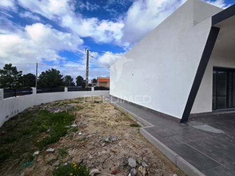 Moradia isolada t3, c/piscina e box, qta. marquesa - q. anjo