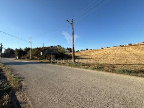 Oportunidade única! moradia t3 para restaurar com terreno - nabais -santarém