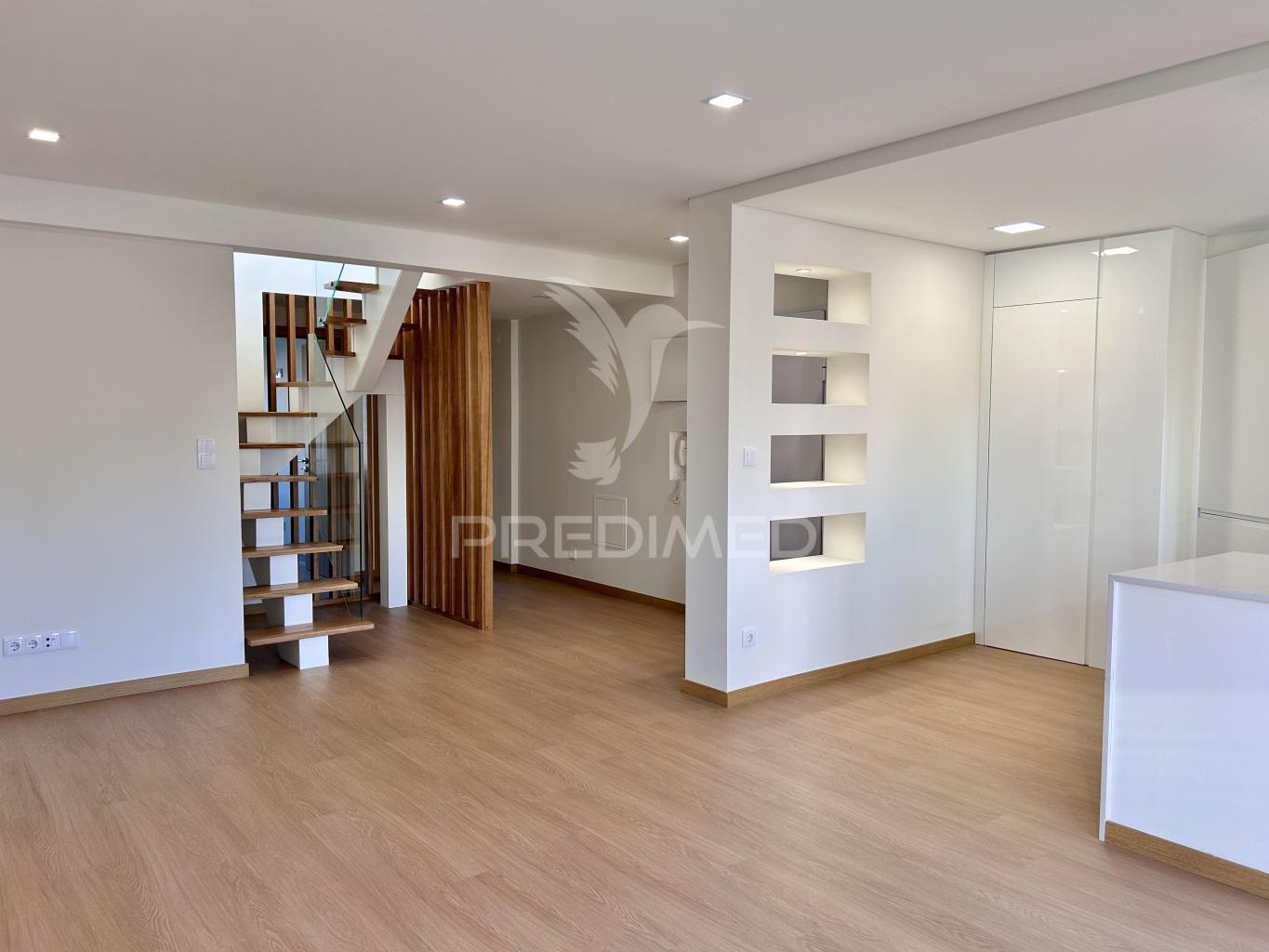 Duplex t4 com terraço em queluz de baixo
