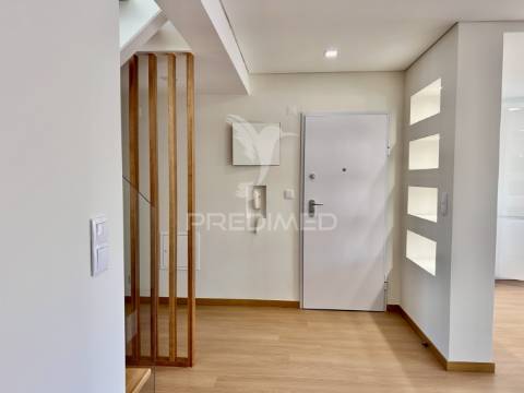 Duplex t4 com terraço em queluz de baixo