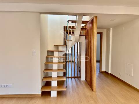 Duplex t4 com terraço em queluz de baixo
