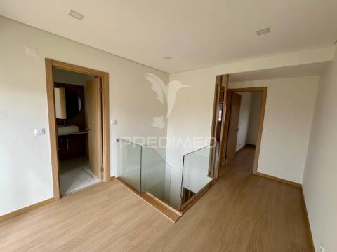 Duplex t4 com terraço em queluz de baixo