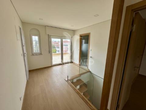 Duplex t4 com terraço em queluz de baixo