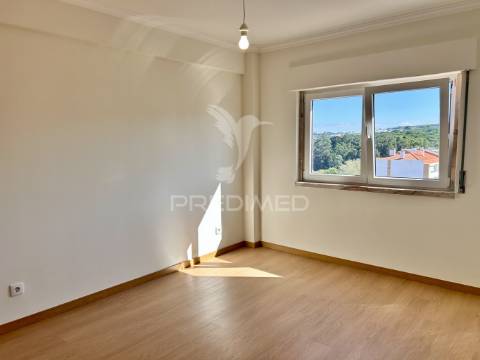 Duplex t4 com terraço em queluz de baixo