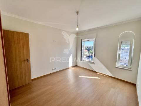Duplex t4 com terraço em queluz de baixo