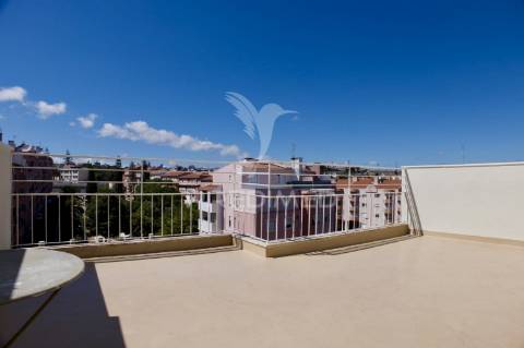 Duplex t4 com terraço em queluz de baixo