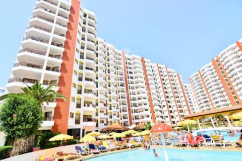 Estúdio remodelado, piscina, a 200 metros da praia da rocha