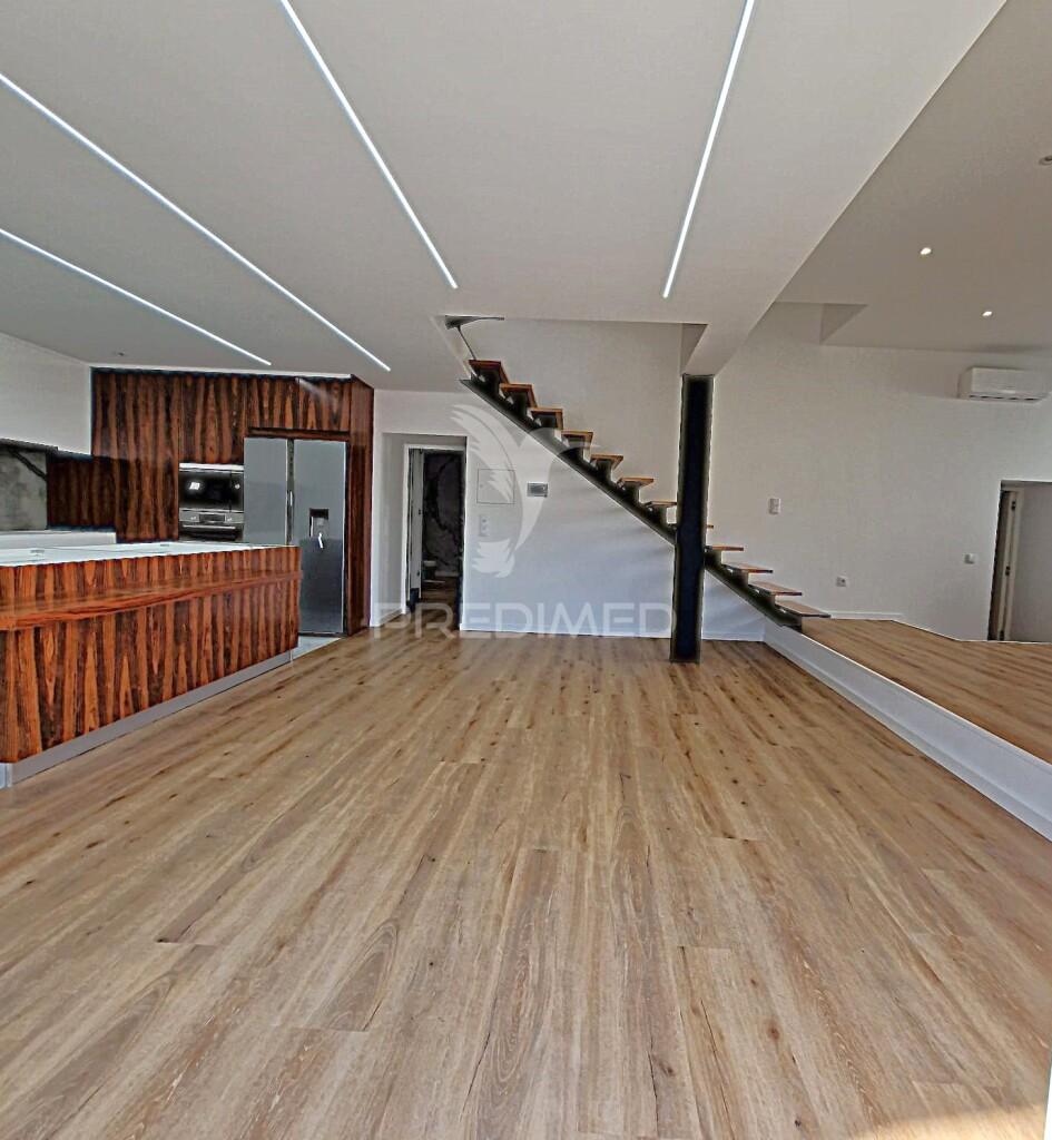Moradia t4+1 com jardim, terraço e box em águas santas