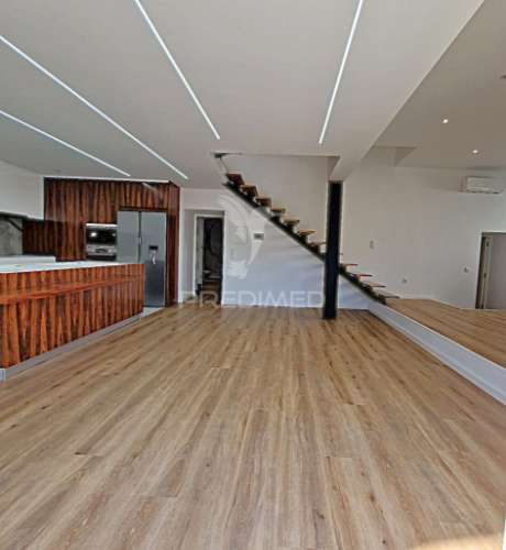 Moradia t4+1 com jardim, terraço e box em águas santas