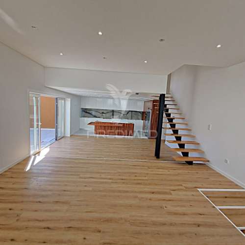 Moradia t4+1 com jardim, terraço e box em águas santas