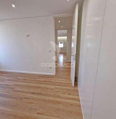 Moradia t4+1 com jardim, terraço e box em águas santas