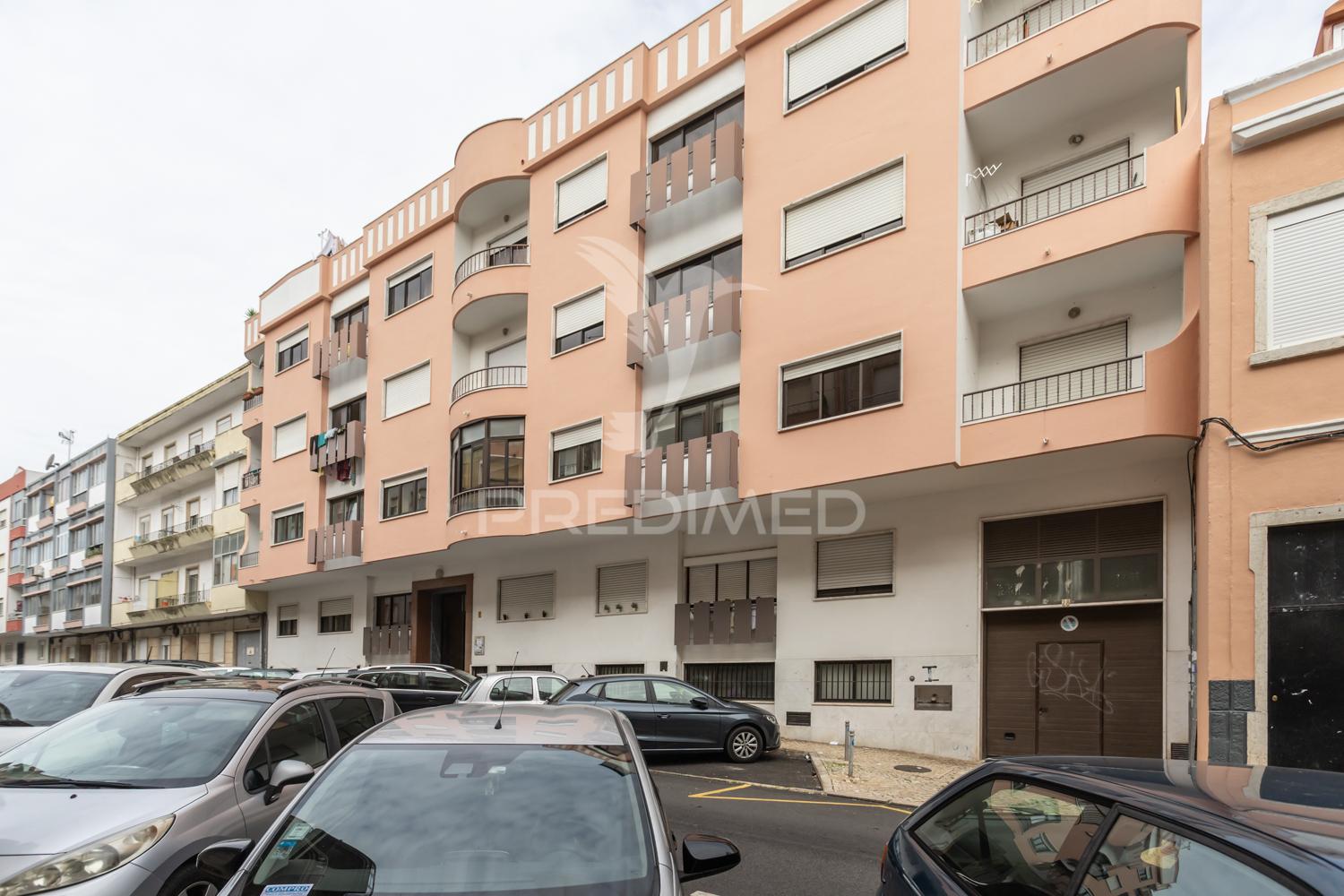 Apartamento t2-3ass. queluz junto à estação