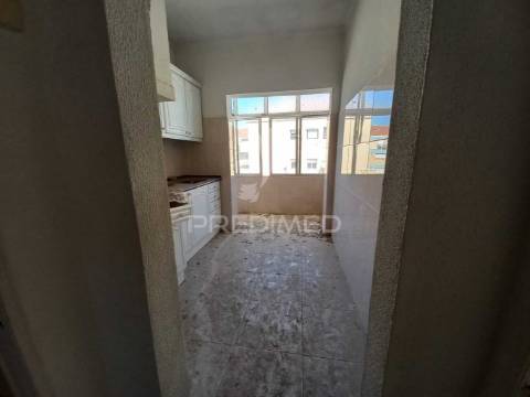 Apartamento t1 na baixa da banheira – excelente localização e oportunidade de investimento!