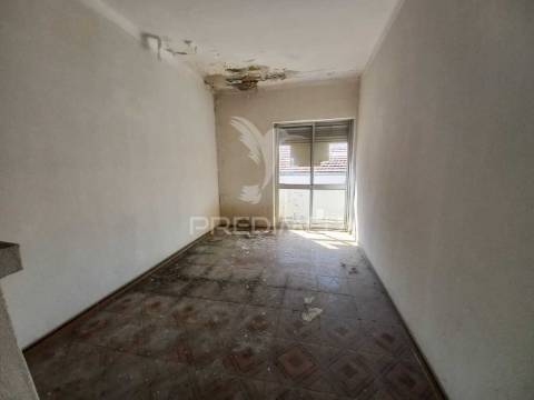 Apartamento t1 na baixa da banheira – excelente localização e oportunidade de investimento!