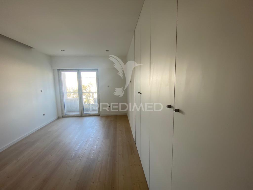 Apartamento t2 c/ suíte, parqueamento e arrecadação