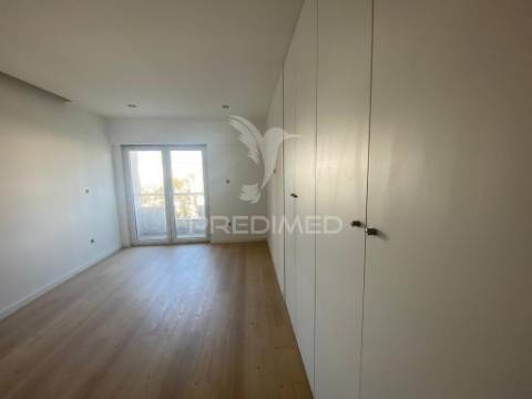Apartamento t2 c/ suíte, parqueamento e arrecadação