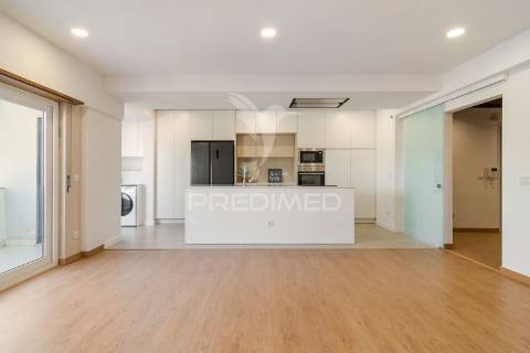 Apartamento t2 c/ suíte, parqueamento e arrecadação