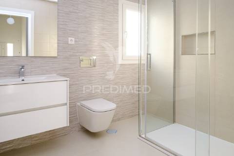Apartamento t2 c/ suíte, parqueamento e arrecadação