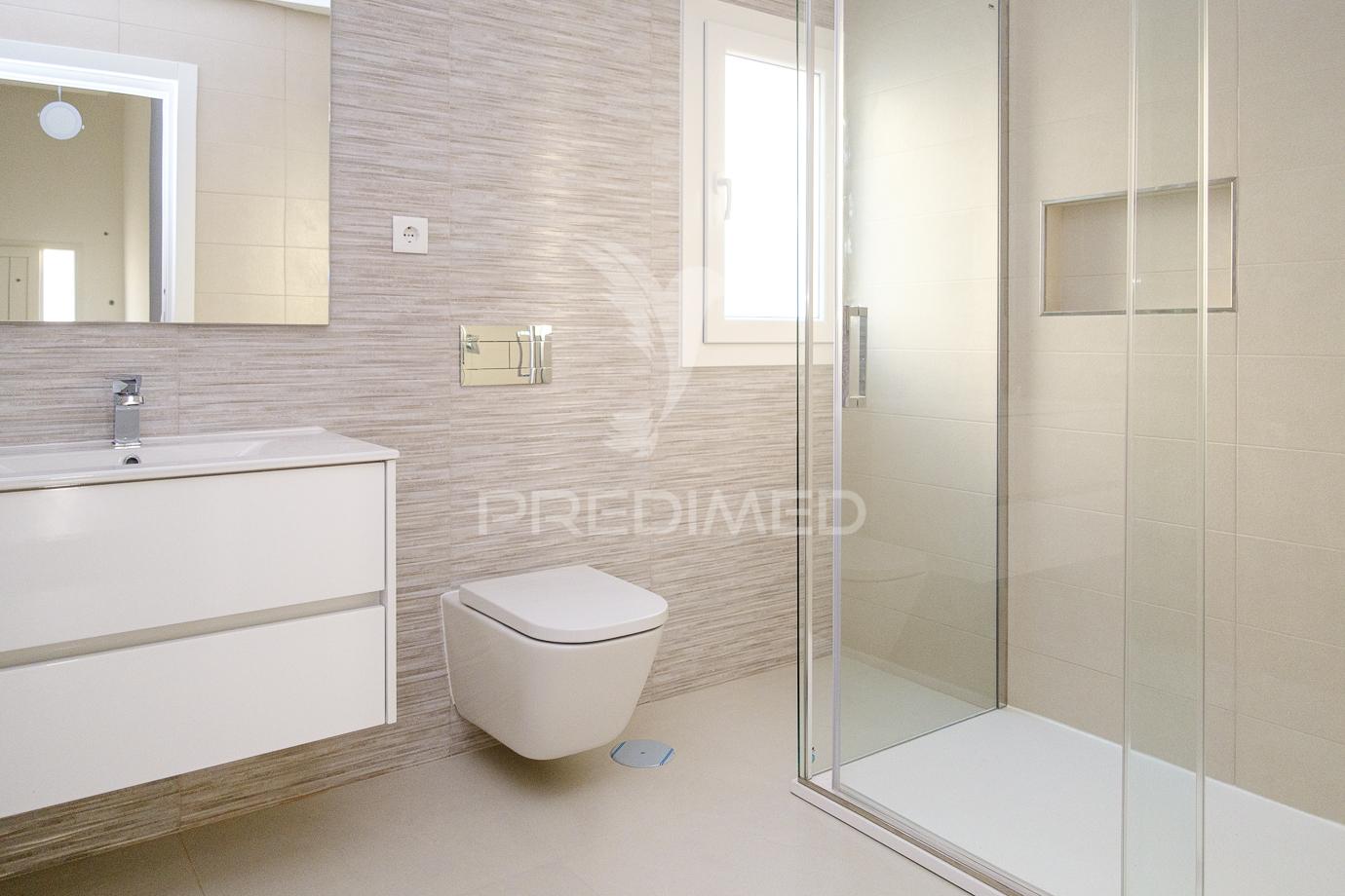 Apartamento t3 c/ suíte, parqueamento e arrecadação