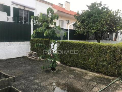 Moradia isolada t3+2 com garagem - quinta do conde
