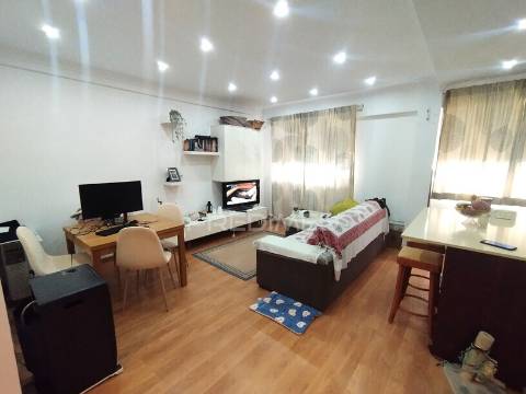 T2 remodelado com conceito open space e ilha de cozinha | cacém