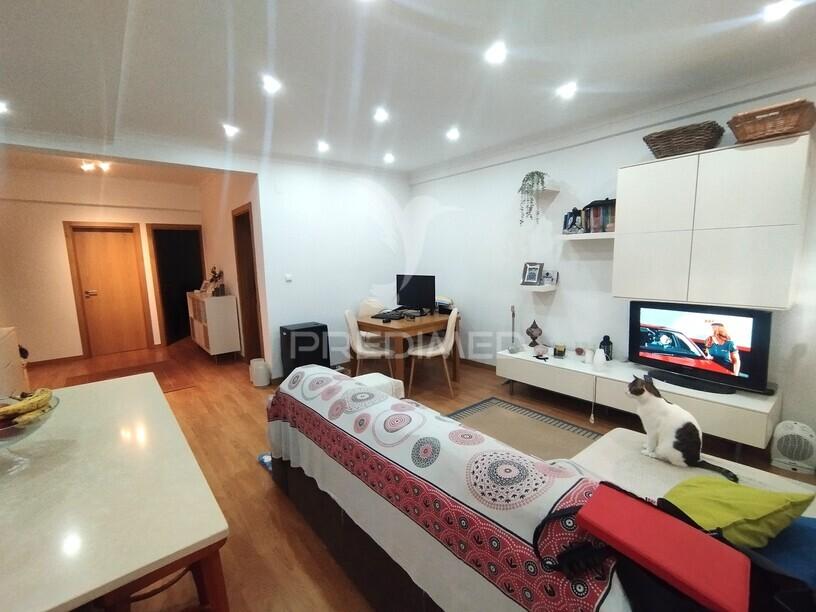 T2 remodelado com conceito open space e ilha de cozinha | cacém