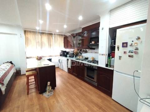 T2 remodelado com conceito open space e ilha de cozinha | cacém