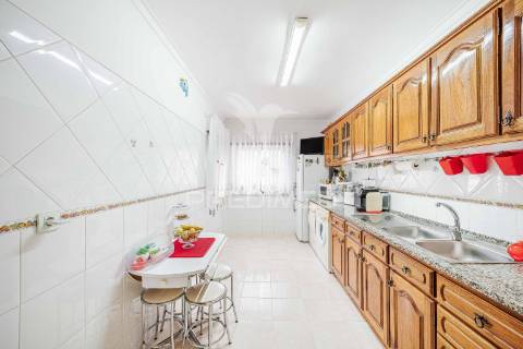 Novo preço - apartamento t2 c/garagem em agualva-cacém – oportunidade única