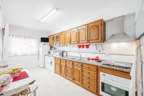 Novo preço - apartamento t2 c/garagem em agualva-cacém – oportunidade única